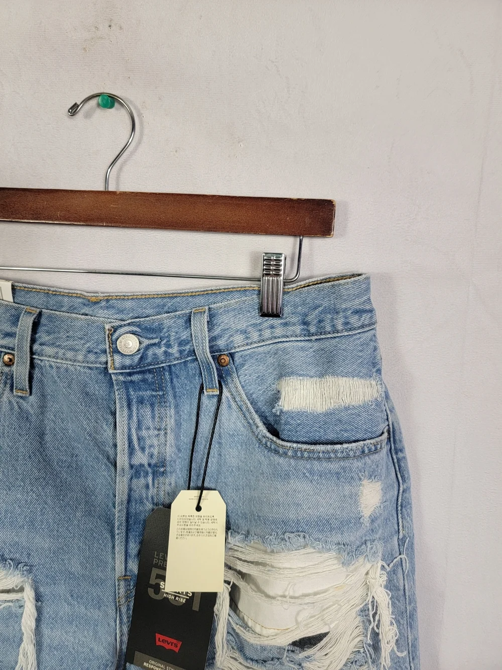 Women's NWT Size 32 Levi's High Rise Distressed Denim Shorts